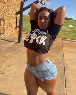 Unapologetically Black 🖤 Shoutout to ablackweb.com for the dope shirt Крас...