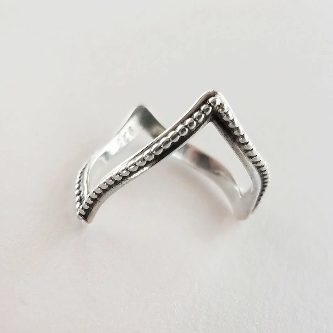 Кольцо зигзаг регулируемое. Кольцо зигзаг. 5. Золотое кольцо с бриллиантами зигзаг. Кольцо золотое зигзаг с фианитами.