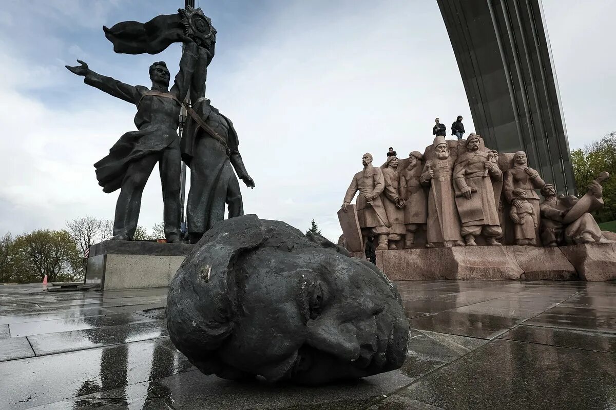 Памятник народа. Монумент в Киеве. Монумент дружбы в Киеве. Памятник революции в Украина в Киеве. Памятники советским воинам.