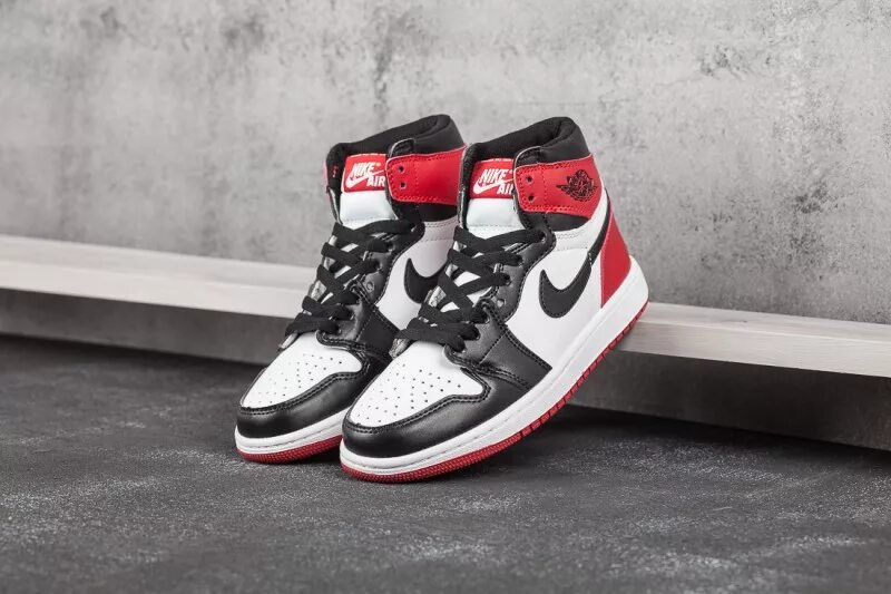 Nike jordan 1 dior. Кроссовки nike air jordan 1. Жорики кроссовки. Nike air jordan 1 retro white black red. Жорики кроссовки.