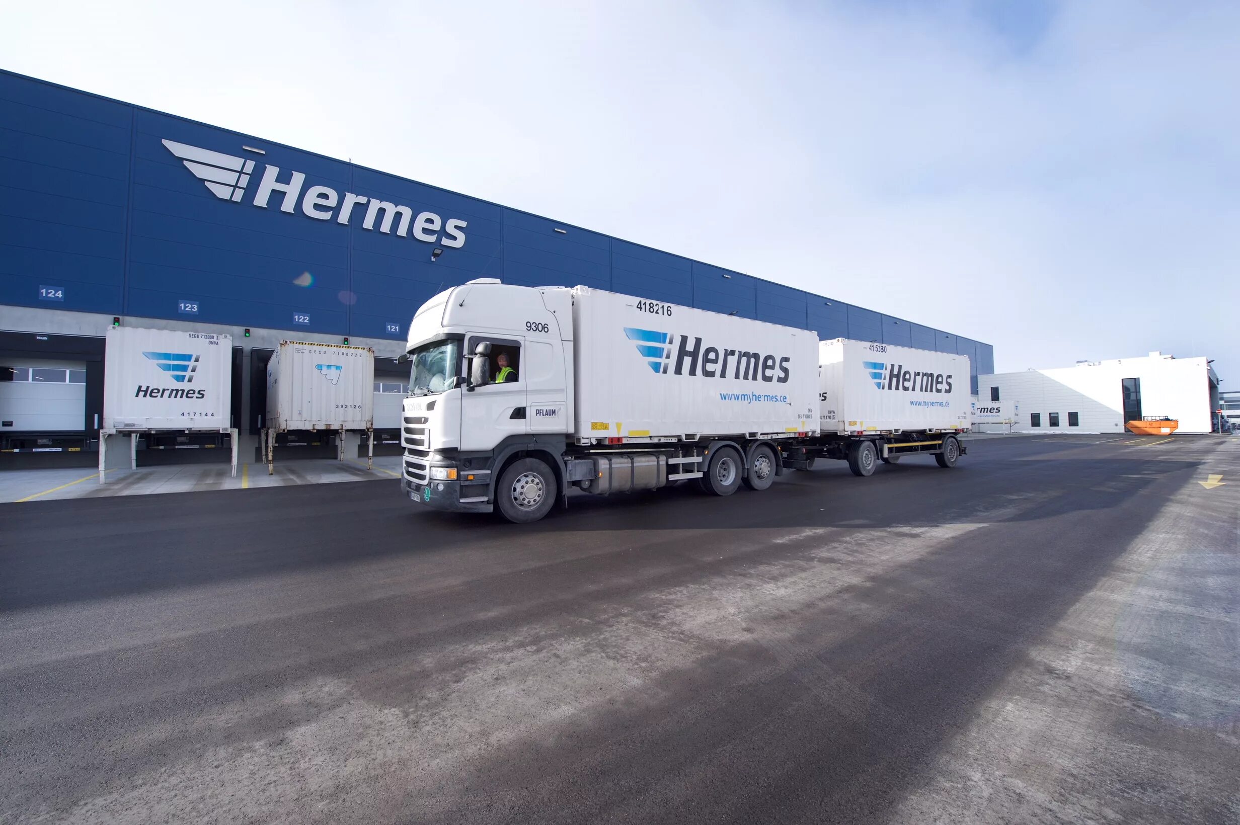 Фирма гермес. Hermes Logistik. Транспортная компания Гермес. Склад Гермес. Гермес Логистик Санкт-Петербург.