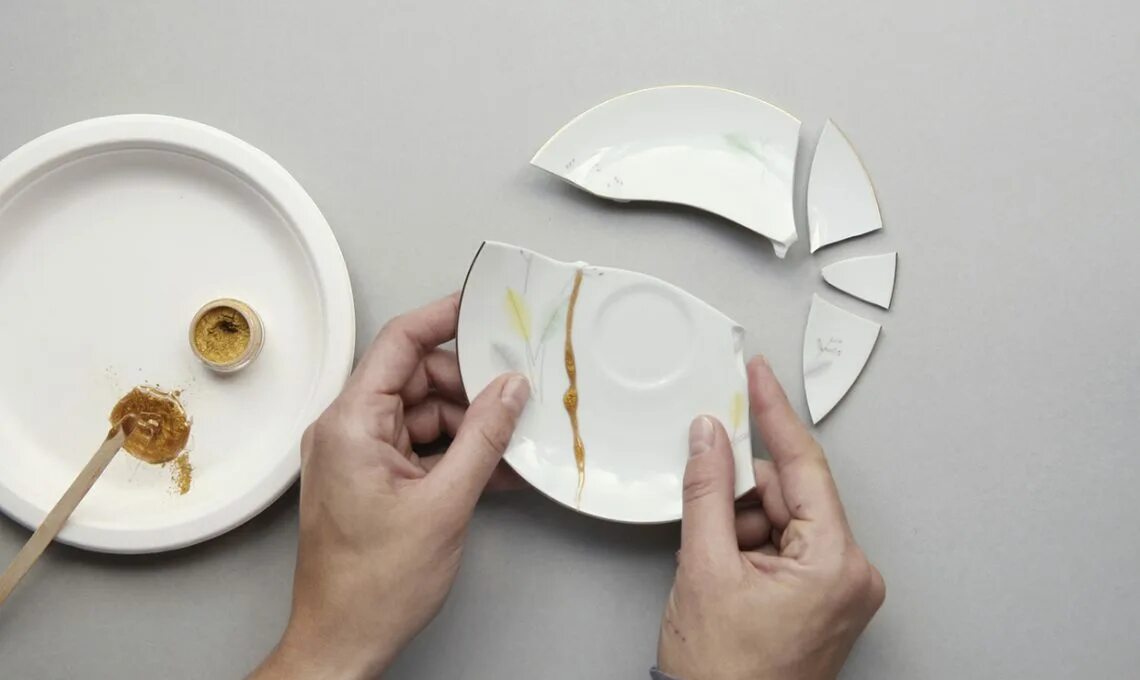 Как починить тарелку. Как починить тарелку. Тарелка со сколами и трещинами. Половина помытой тарелки. Вращающийся круг в микроволновке.