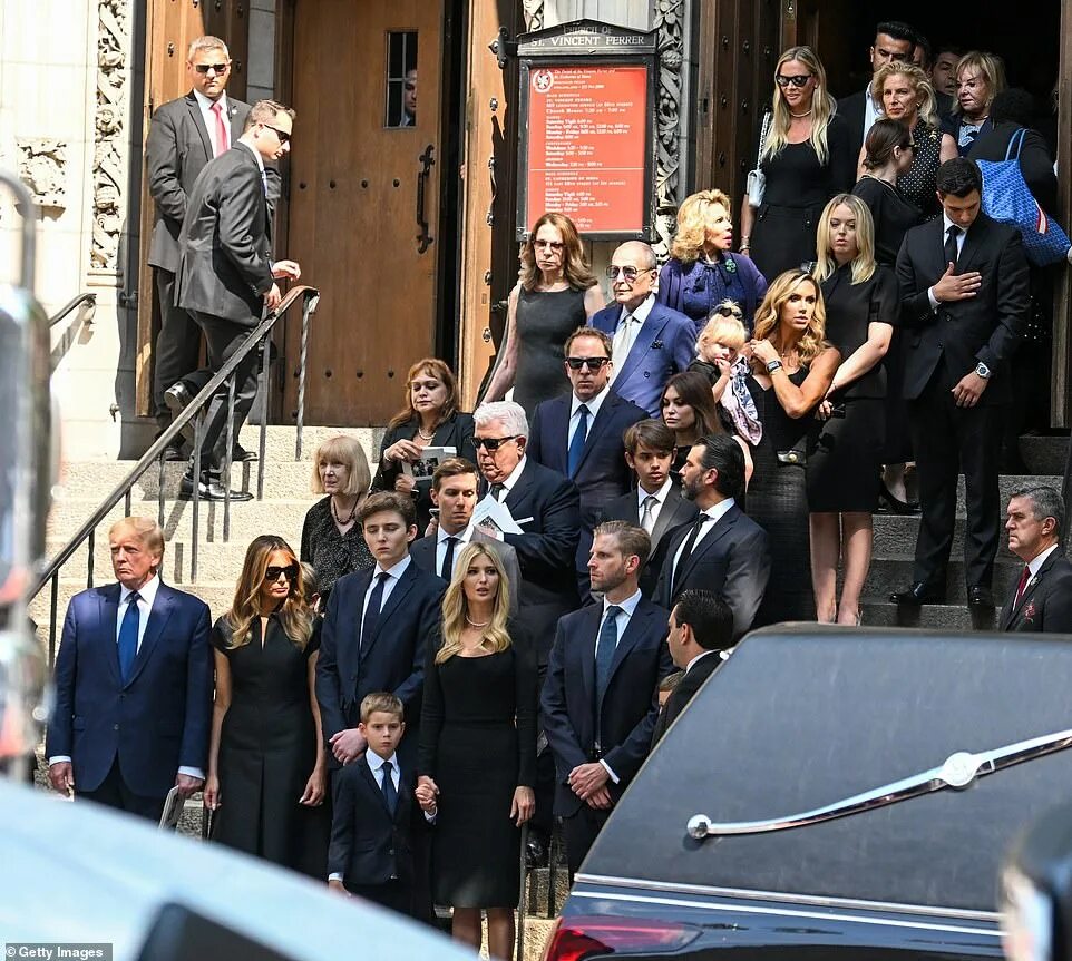 Иванка трамп похороны. Иванка Трамп на похоронах матери. Клуб Trump.