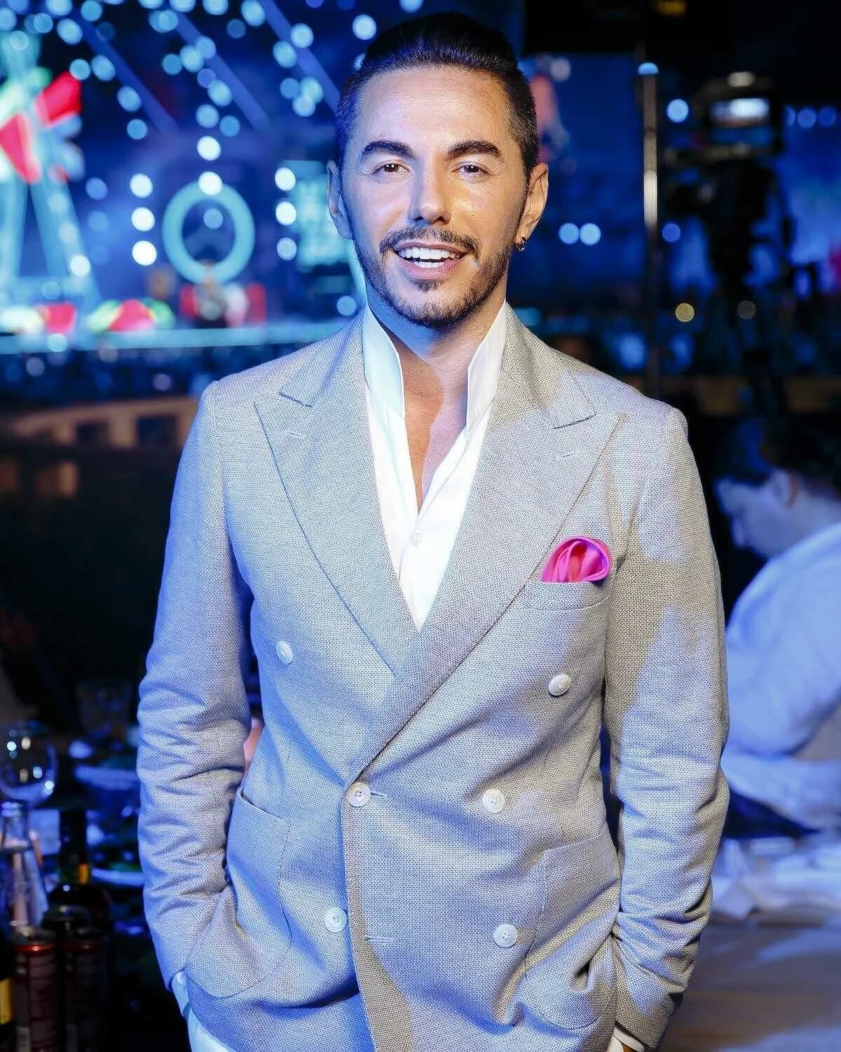 Веду певец. Кинг певец ведущий. Топ ведущий. Надир акболатов. Певец ведущий.