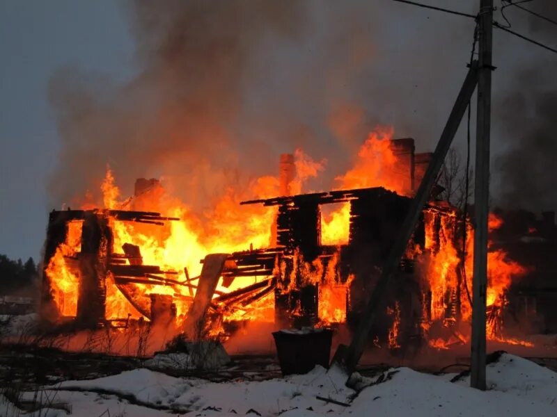 умышленный поджог дома. поджог footage. умышленный пожар. умышленный поджог. поджог дома.