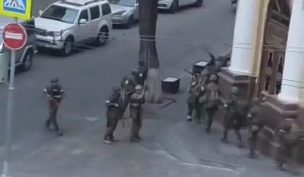 Вагнер в ростове фото. Вагнер зашел в курск. Бойцы чвк вагнера. Чвк вагнер здание. Вагнер в ростове видео.
