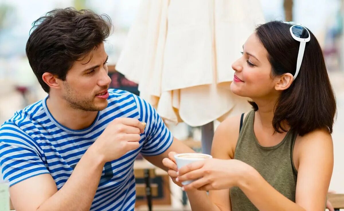 Мужчина восхищается женщиной. Эмоции в офисе. Красивые отношения между женщиной и мужчиной. Бывший делает комплименты. Похвала сотрудников.