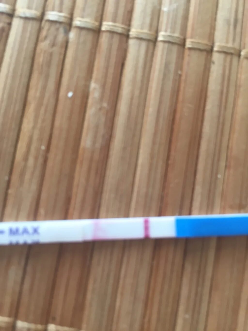 Текст на беременность положительный. Тест с двумя полосками. Тест на беременномть 2 поломки. Две полоски на тесте на беременность. Две палочки на тесте.