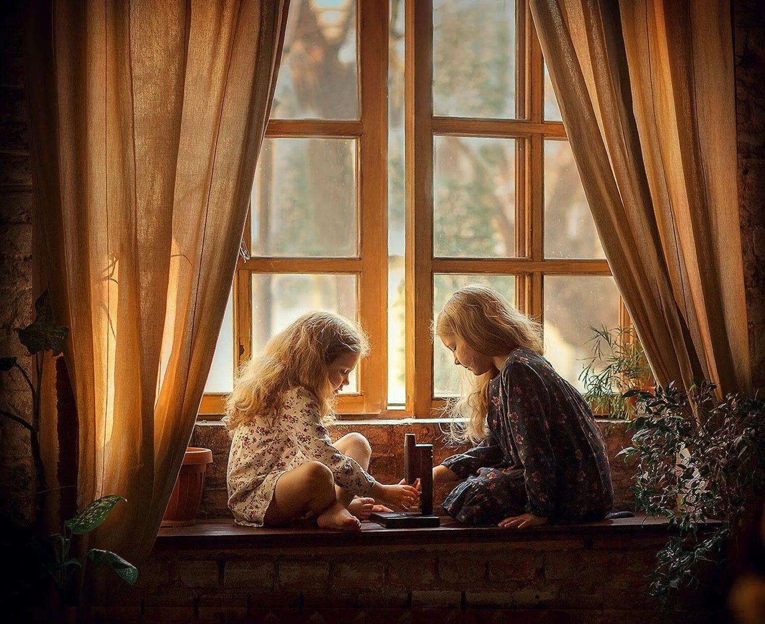 Три сестры гостиница все фото и видео. Две сестрички в постели. Комната для 2 девочек. Гостевой дом в севастополе две сестры. Отель две сестры.