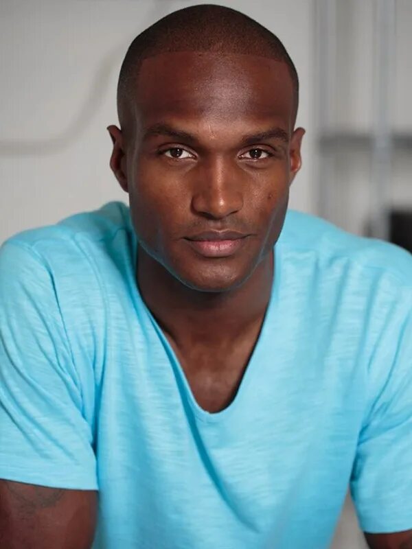 красивые темнокожие мужчины. афроамериканец подросток. чернокожий парень. парень чернокожий год. темнокожие мужчины.