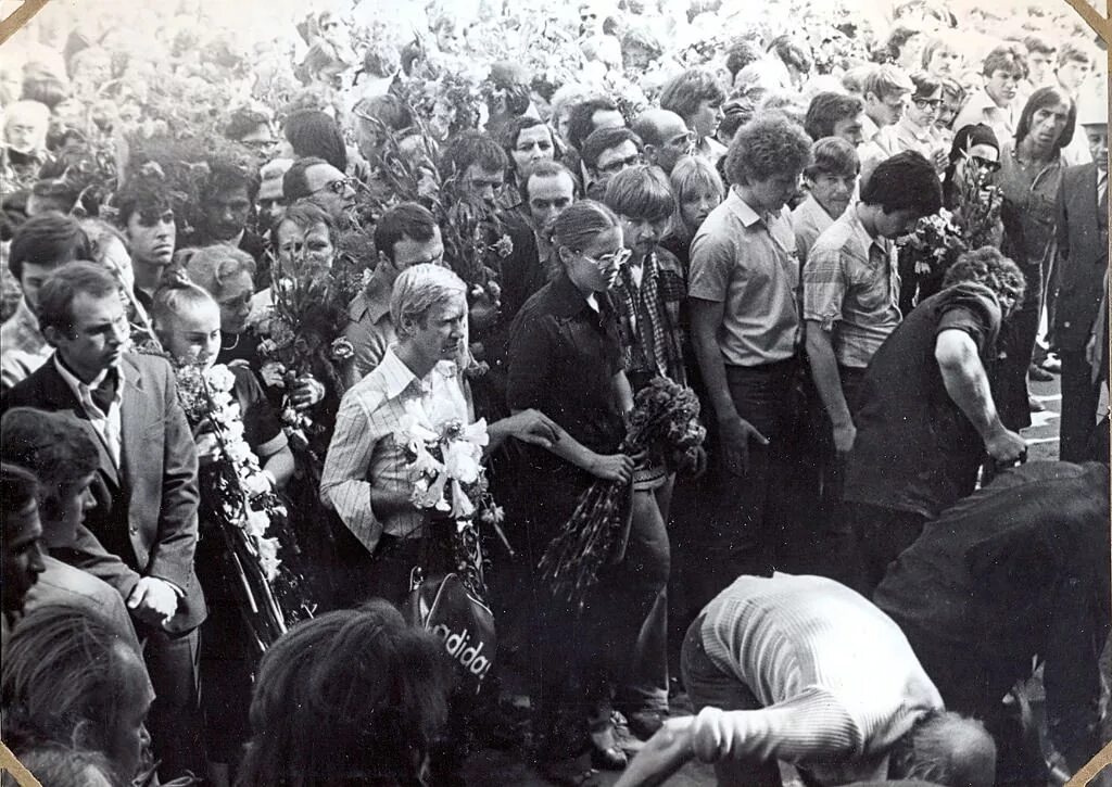 25 июля 1980 высоцкий похороны. Москва 1980 похороны высоцкого. Похороны владимира высоцкого 28 07 1980. Прощание с владимиром высоцким. Прощание с владимиром высоцким.