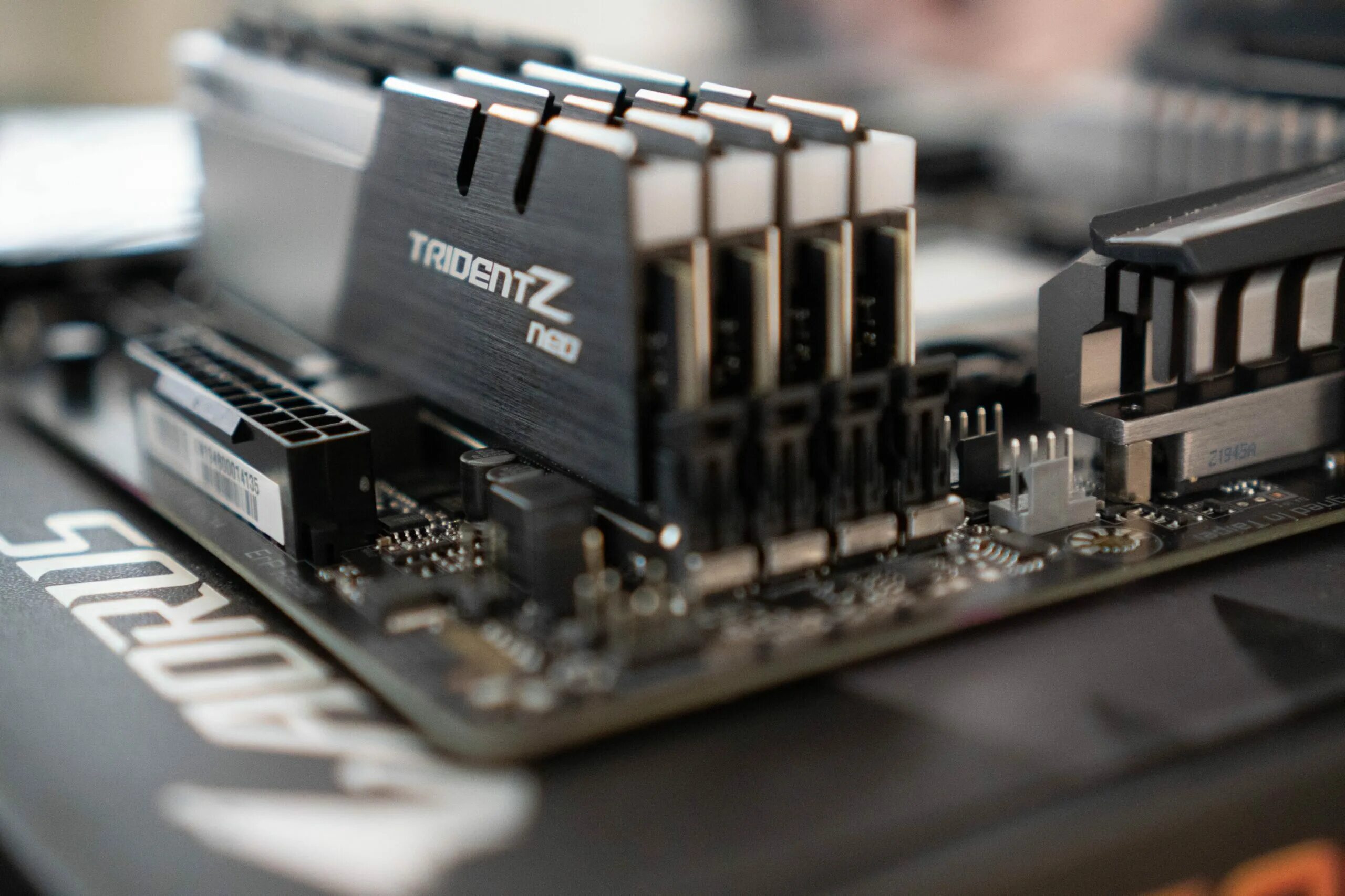 Память для компьютера ddr4. Озу. материнская плата с оперативной памятью. 3200vs 3333. компьютер взлетает.