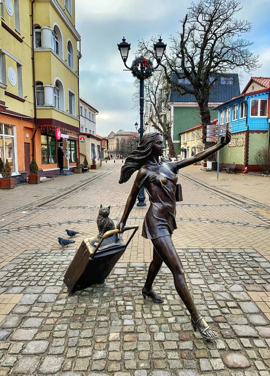 Зеленоградск за 1 день. Памятник курортница в Зеленоградске. Зеленоградск Калининградской скульптура курортница. Статуя курортница в Зеленоградске. Памятник девушке туристке в Зеленоградске.