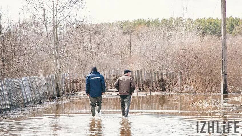 Паводок в Удмуртии. Подтопления в Удмуртии. Мартовский паводок. Почтальоны половодье в Удмуртии. Новотроицк паводок сегодня