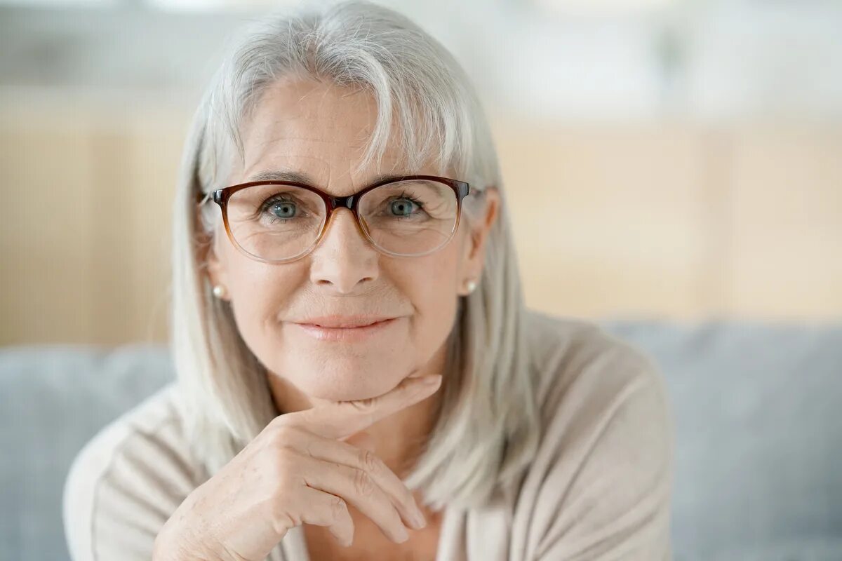 29 лет возраст женщины. Возрастная женщина в очках. Оправы для пожилых женщин. Цветные модные оправы для пожилых женщин. Очки для женщины 60 лет.