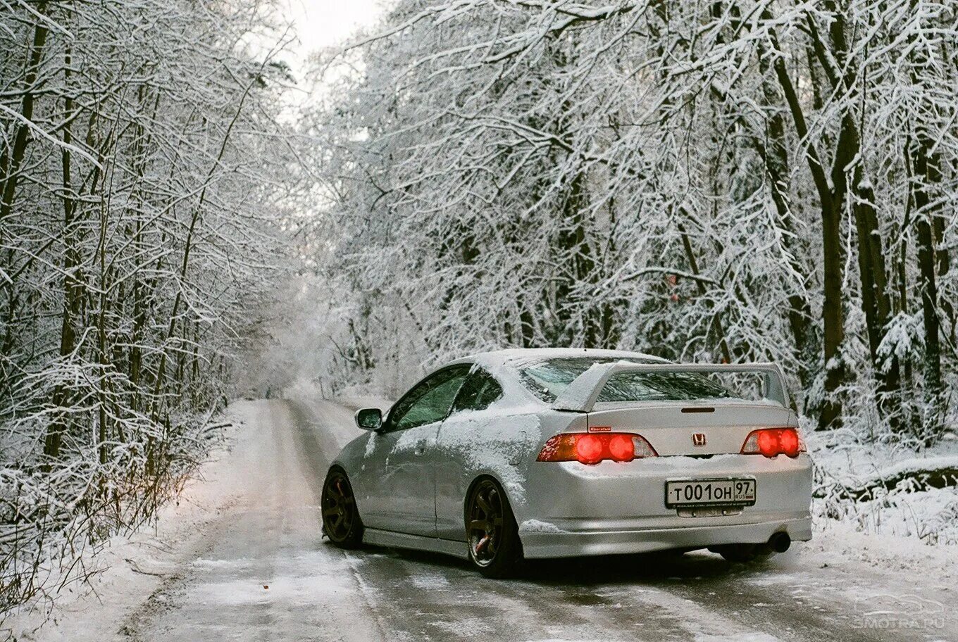 Машина снежка. BMW e66 снег. Машина зимой. Машина в снегу. Машина на зимней дороге.