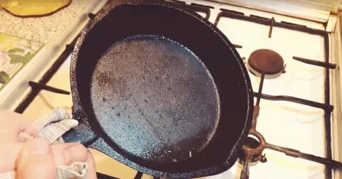 Почему сковороде не прилипает