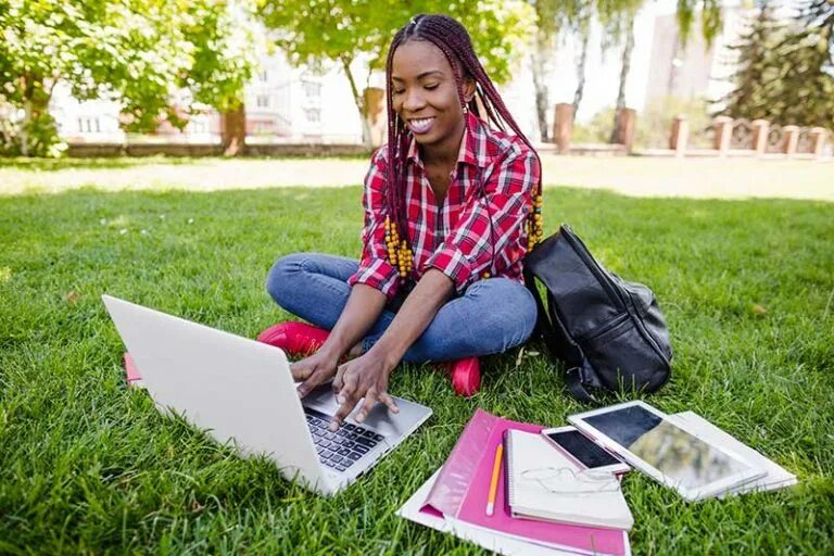 Девушка с ноутбуком на природе. Student with Laptop. Writing Learner photos. Girl studying Geometry.