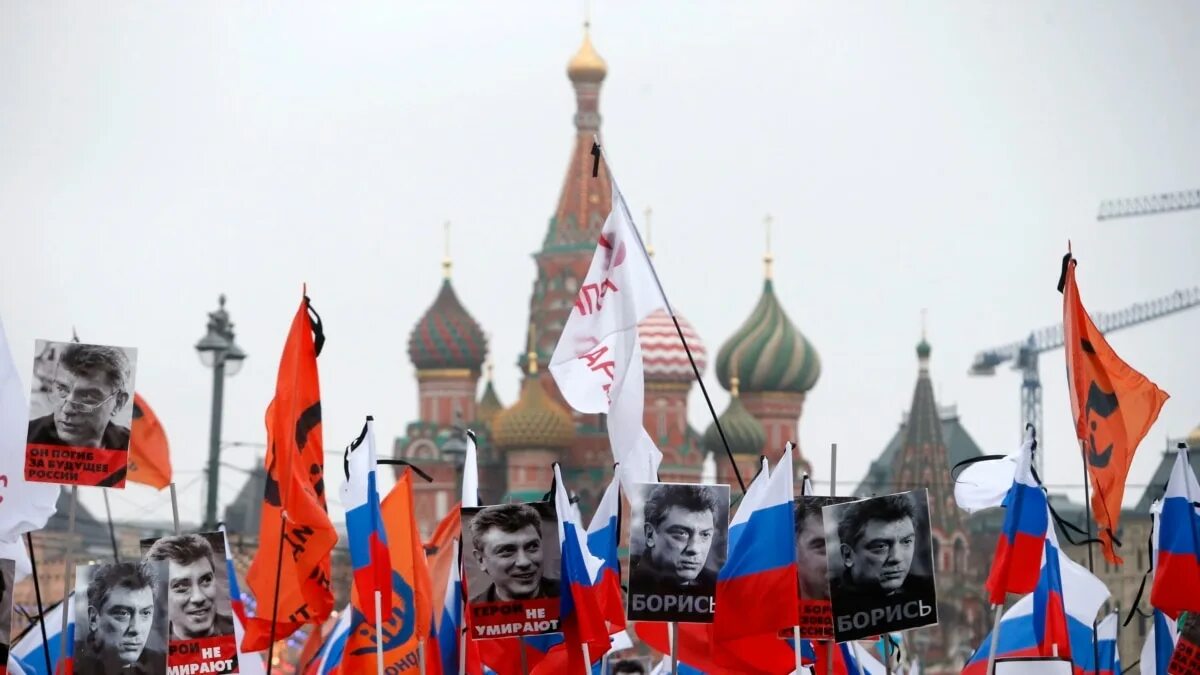 Марш под флаг. Марш памяти бориса немцова 2015 москва. флаг оппозиции.