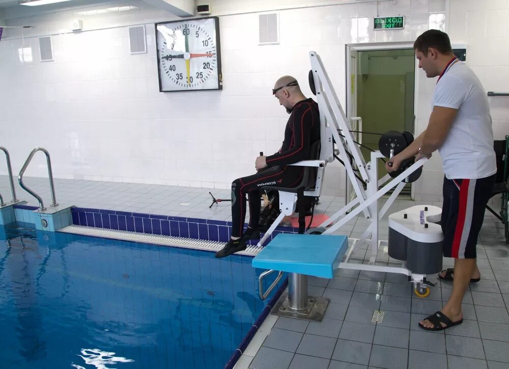Бассейн для инвалидов. Оборудование бассейна для инвалидов. Бассейн для людей с ограниченными возможностями. Бассейн для колясочников. Санаторий для инвалидов 1 группы