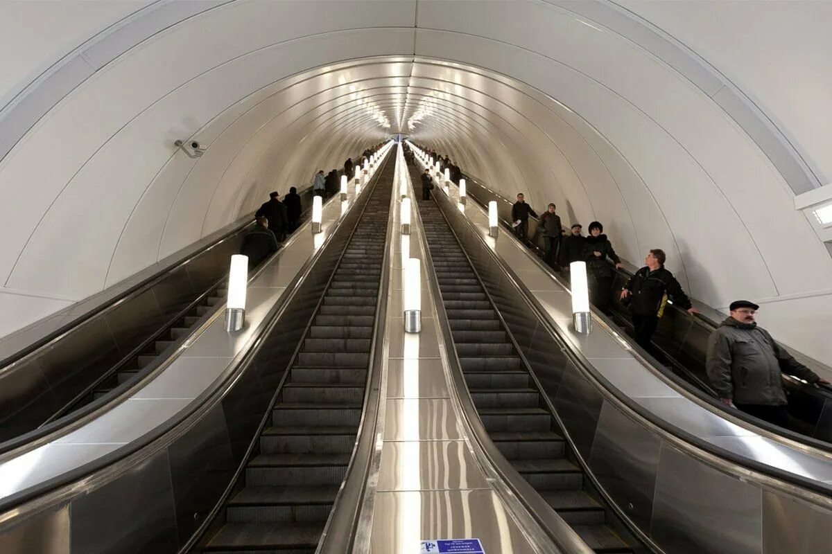 Сами глубоки метро. Станция метро Адмиралтейская Санкт-Петербург эскалатор. Станция Адмиралтейская эскалатор. Адмиралтейская метро эскалатор. Питер станция метро Адмиралтейская эскалатор.