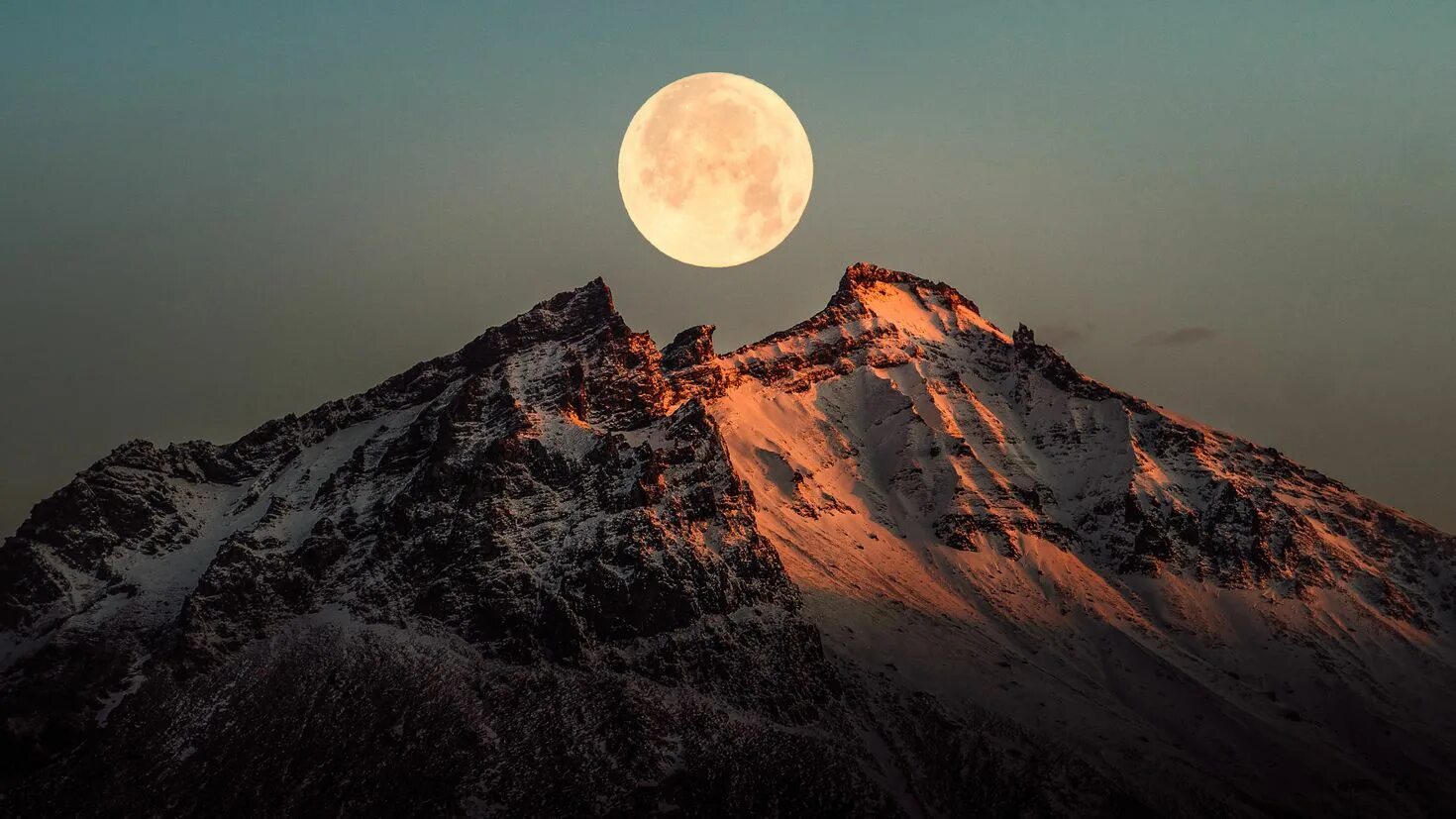 Горы на Луне. Луна над горами. Горы ночью.