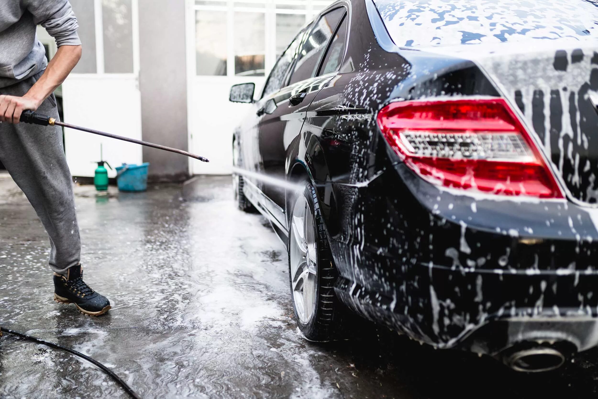 I have my car washed. Мойка автомобиля. Комплексная мойка автомобиля. Бесконтактная мойка автомобиля. Мойщик машин.