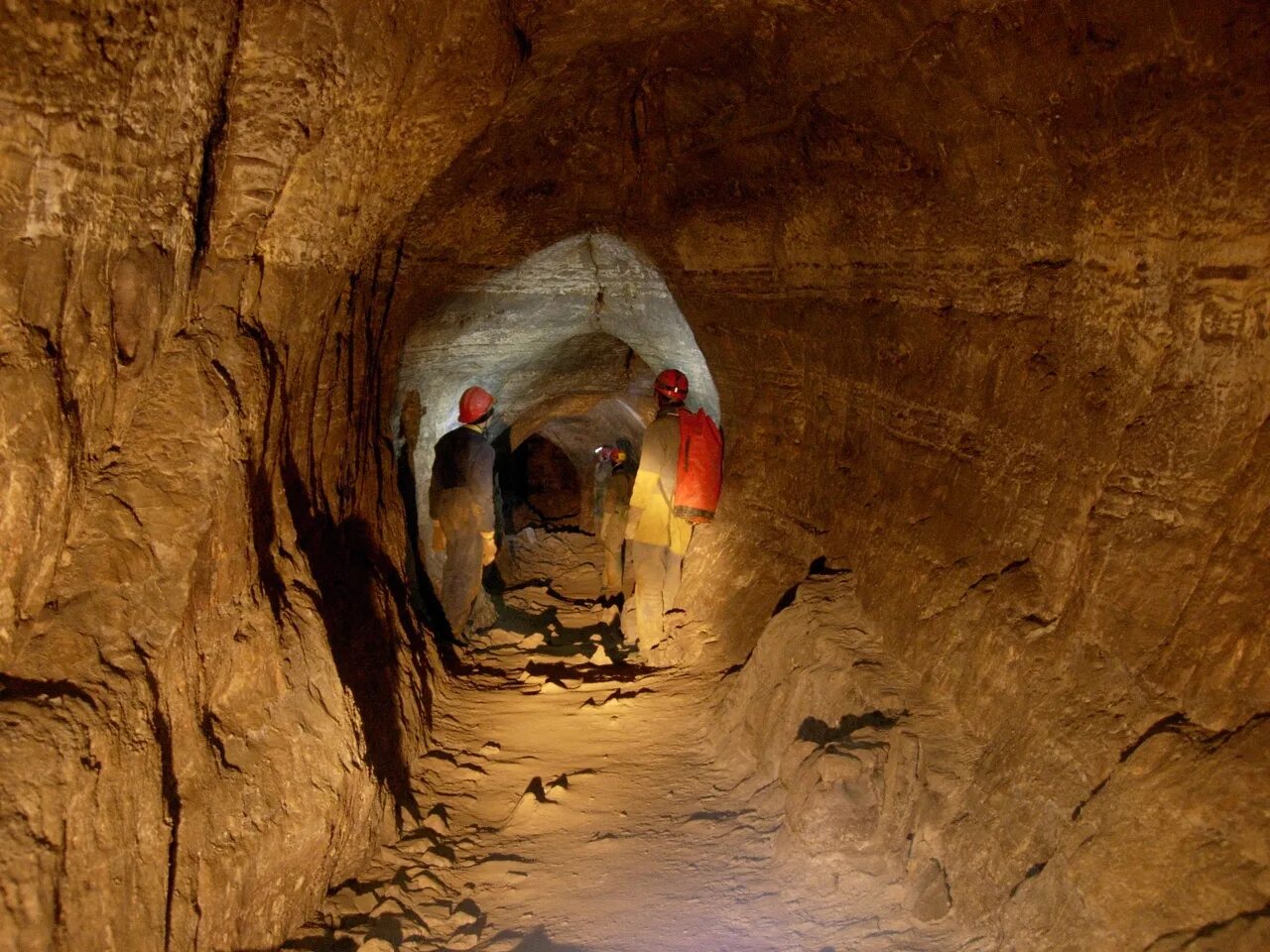 Экспедиция спелеология пещеры. Экспедиция в пещеру. 30-летия победы) пещера. Экспедиция в пещеру. Пещеры пермского края фото.