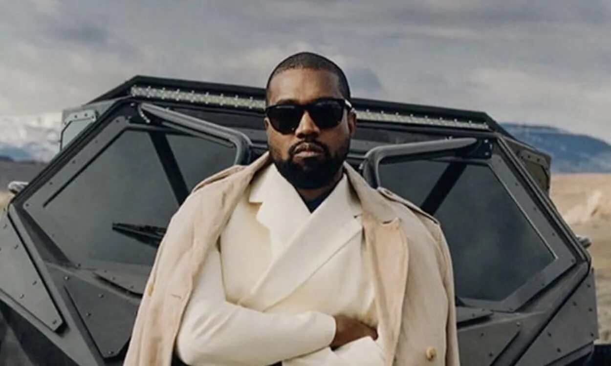 Kanye west running. Канье 2008. канье вест ранчо. канье вест 2025 фото. kanye west wyoming.