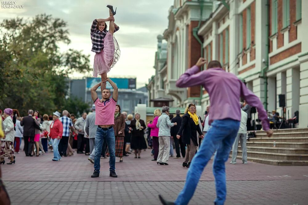 новосибирск люди. танцующий человек в новосибирске. население новосибирска 2020. жители новосибирска. с днем вмф.