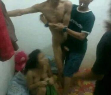 Apes, Kepergok Mesum Saat Penis Sedang Tegang 