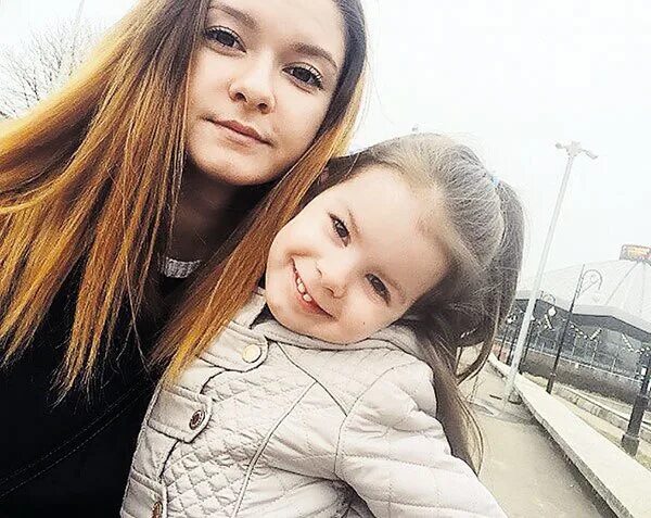 Аня Ханова с дочкой.