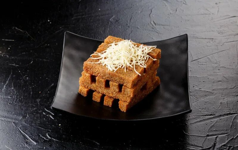 Гренки с пармезаном. Чесночные гренки с сыром. Чесночные гренки. Гренки с сыром. Чесночные гренки с сыром.