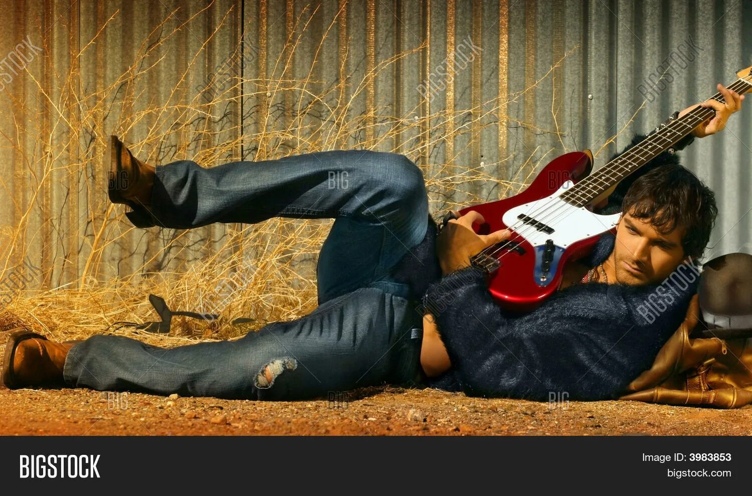 Клипы про мужчин. Человек с гитарой. Человек с электрогитарой. Мужчина с гитарой лежит. Человек с гитарой фото.