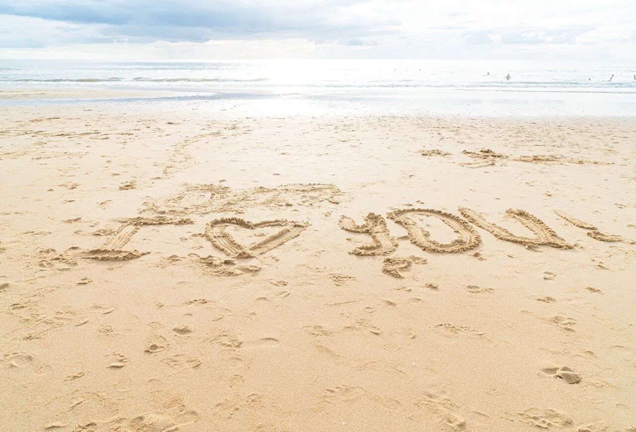 Море песок. Надпись на песке. Надпись на песке на море. Пляж море песок.