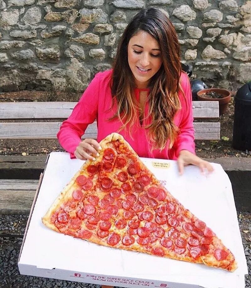 Съел большой кусок. Красивая девушка с пиццей. Огромный кусок пиццы. Девушка с едой. Фотосессия с пиццей.