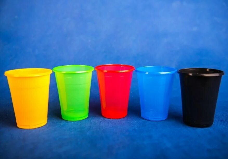 Покажи стаканчики. Стакан для коктейлей с крышкой и трубочкой. Стакан пластмассовый многоразовый. Напиток в стаканчике. 50.