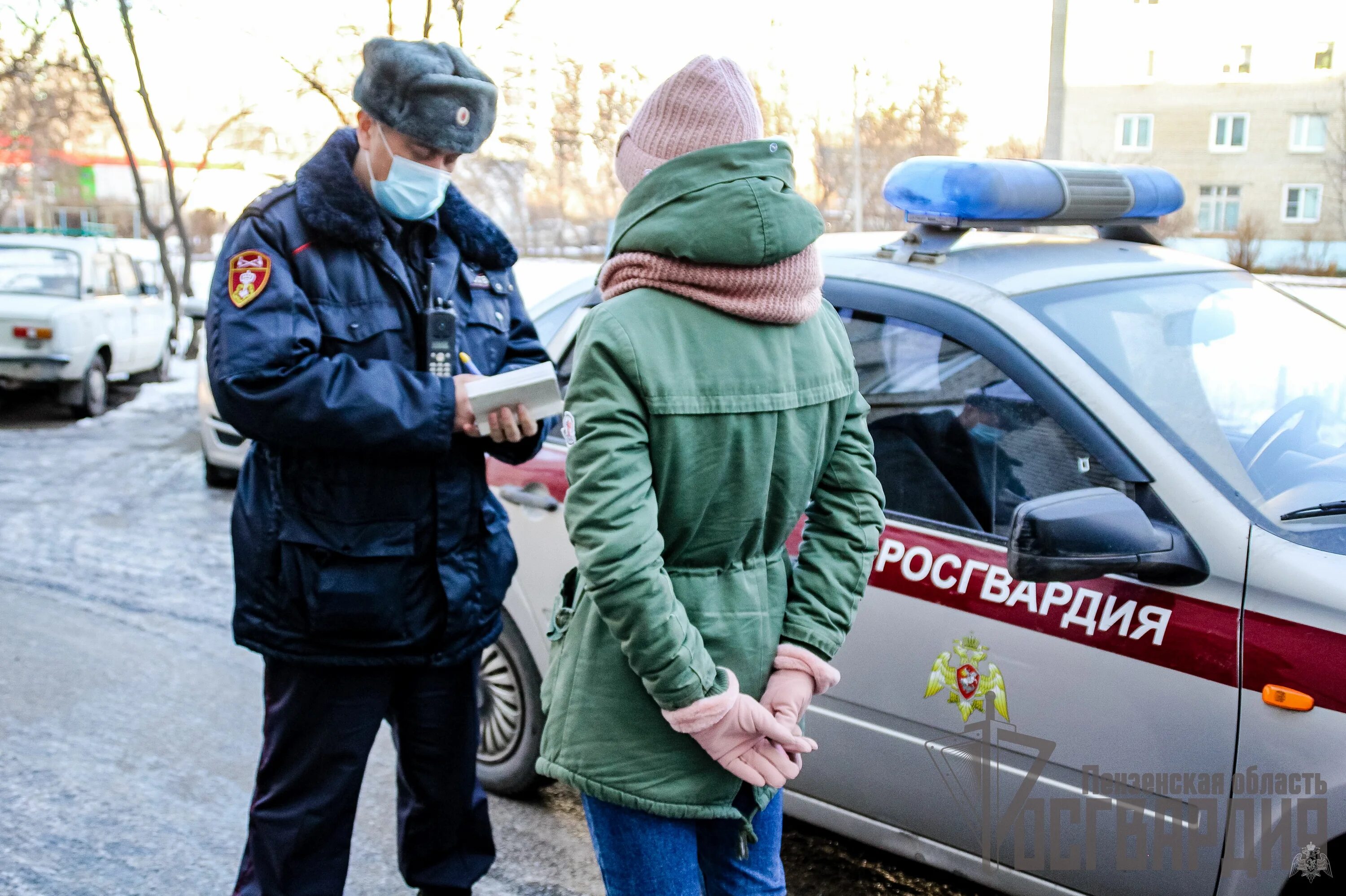 Девушку задержала полиция. Арестованные девушки в полиции. полиция задержала женщину. полиция арестовала девочек. женщины задержанные полицией.