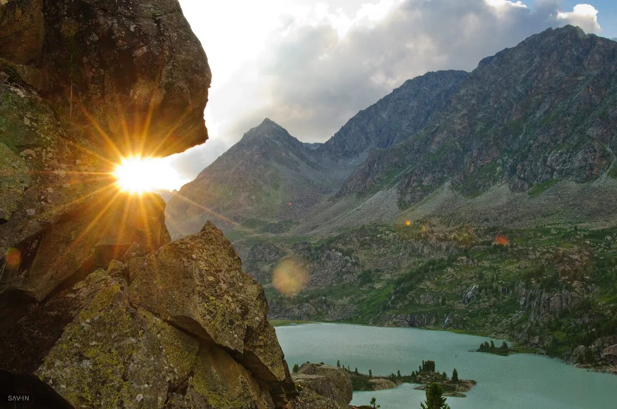 солнце алтая. солнце алтая. горы алтая закат. катунь восход. солнце алтая.