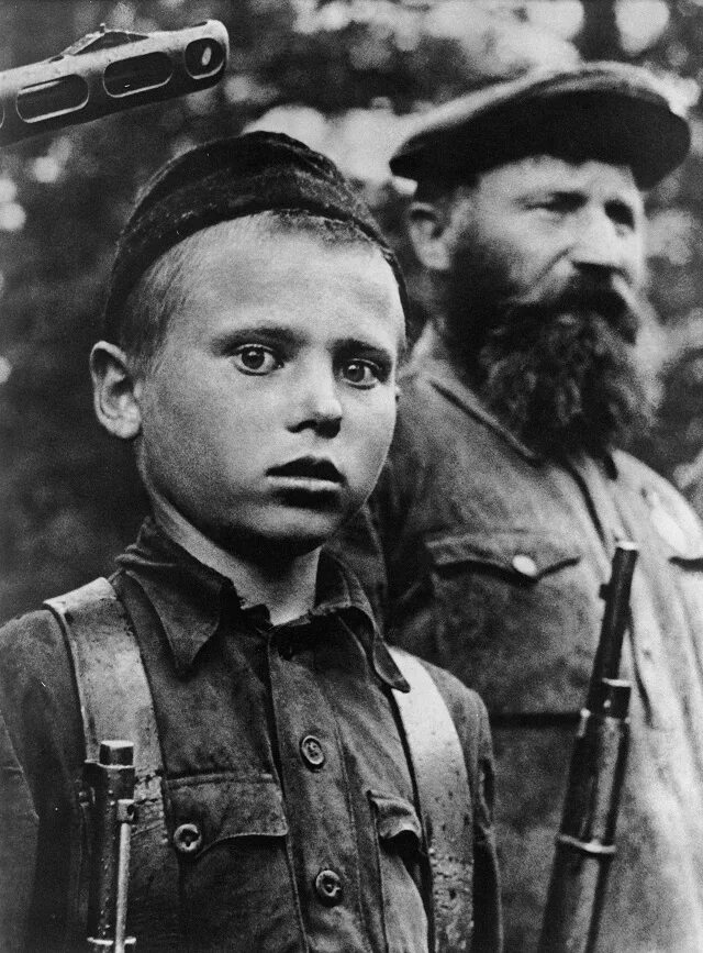 Молодая отвага. Партизан пeтр величко. Обнимает военного. Дети солдаты вов. Молодая отвага.
