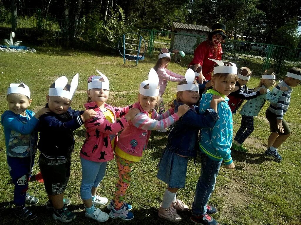 Спортивные соревнования веселые старты. Подвижная игра сороконожка. Игра сороконожка. Игра бег сороконожек. Бег сороконожек подвижная игра.