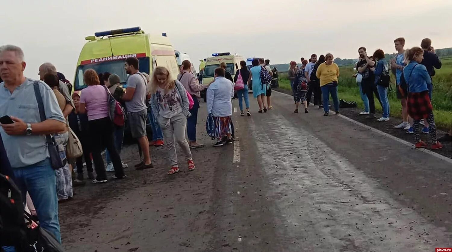 Два человека бьют одного камеры. Дигуста групп путилово. 15 августа - успение богородицы франция. Археолог. 15 августа люди.