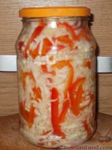 Маринованна я капуста. Маринованная капуста с перцем и чесноком. капуста квашеная на зиму с чесноком. капуста с красным молотым перцем на зиму. квашеная капуста с красным сладким перцем в банке.