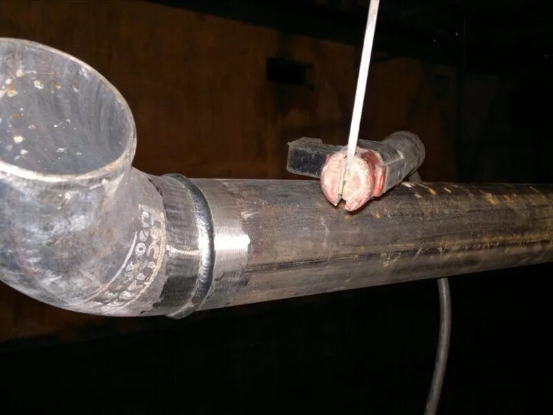 Сварить трубы отопления. Сварить трубы отопления. Сварка труб 100мм. Сварка металлических труб отопления. Приваривание трубы к трубе узел.