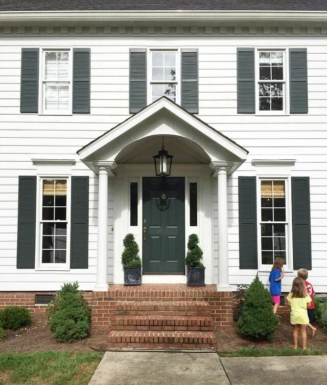 Дом со ставнями. Ставни на окна. Ставни в средиземноморском стиле. Дом со ставнями в американском стиле. Серый дом с черными ставнями.