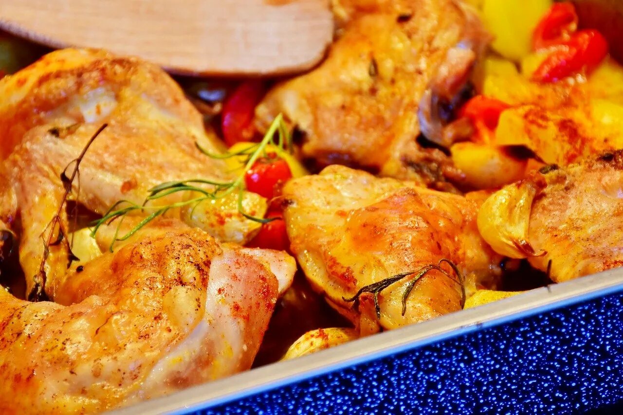 Куриное филе бедра с овощами. Курица с овощами. цыпленок запеченный в духовке. курочка с картошкой. курочка запеченная в духовке.