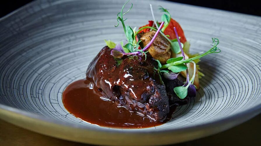 Говяжьи щечки блюдо. Томленые говяжьи щечки. Тушеные говяжьи щечки. Томленые телячьи щечки. Тушеные говяжьи щечки.