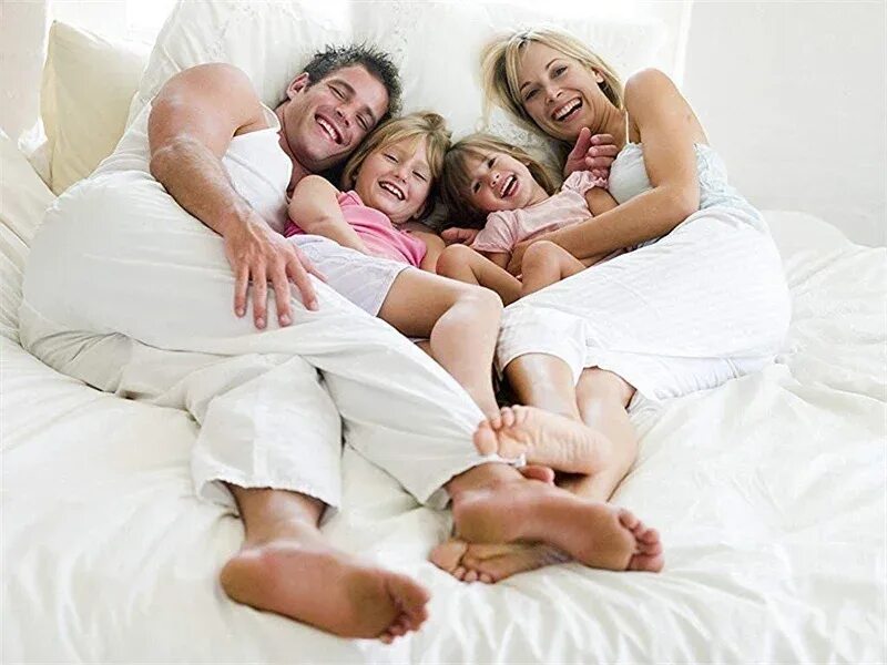 One bedded family. Семья на матрасе. Семья на кровати. One bedded family. Семья в отеле.