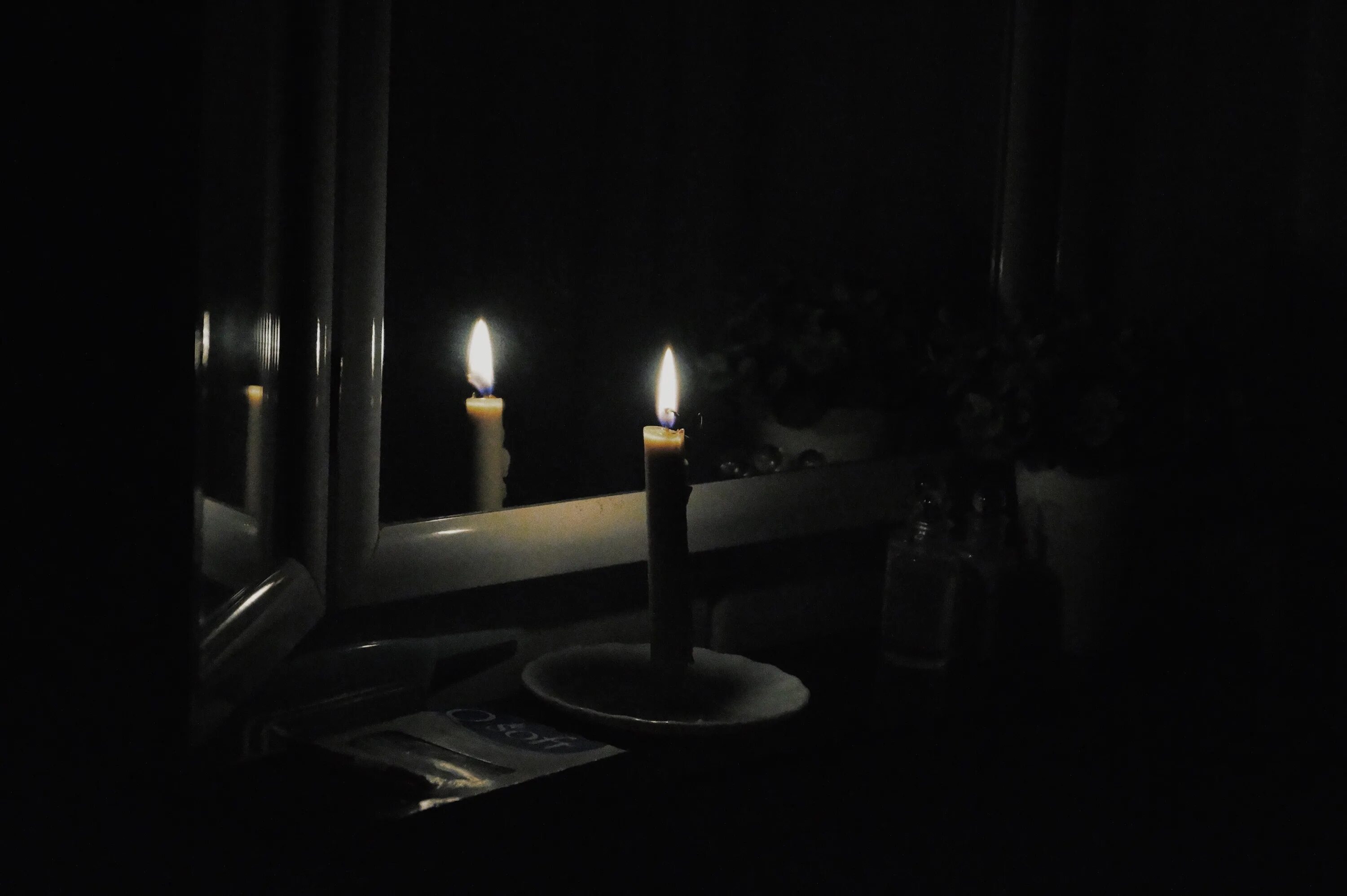 Горящая свеча гаснет в закрытой пробкой. Темная комната со свечами. Свеча в темноте. Комната со свечами. Человек со свечкой в темноте.
