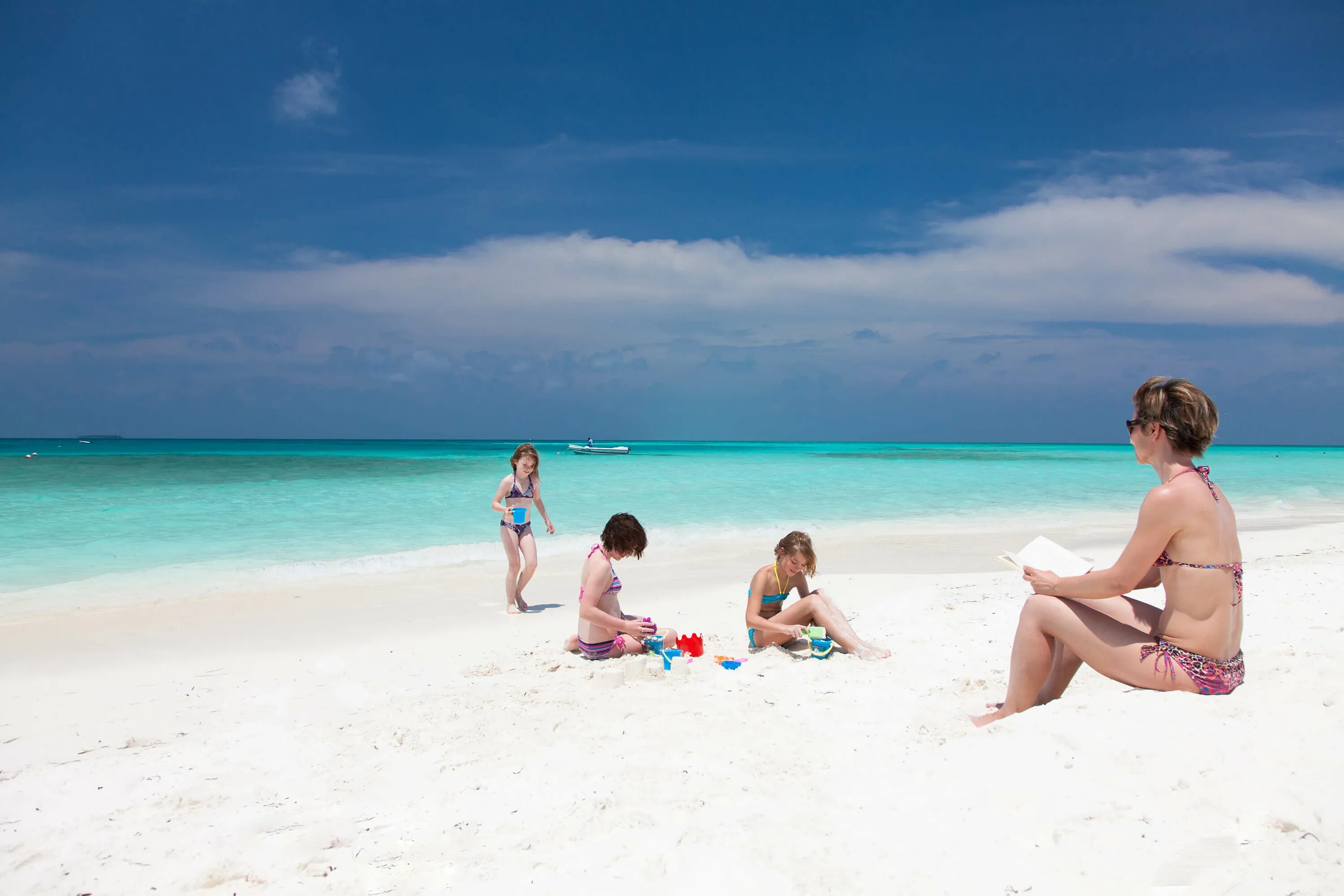 Погода на мальдивах в июле. Мальдивы Meeru Island. Мееру Исланд Резорт Мальдивы. Meeru Island Resort Spa 4. Семья на Мальдивах.